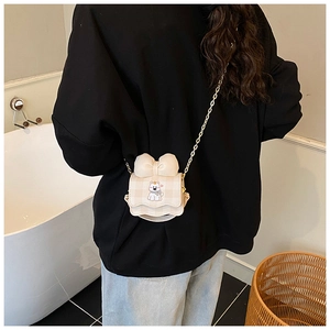 Détail de la broderie chiot et du nœud sur le sac à bandoulière à carreaux pour enfants