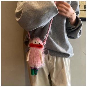 Détail du sac bandoulière monstre en peluche rose fait main avec de grandes lèvres rouges