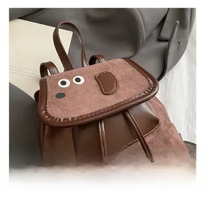 Détails du sac à dos chien avec textures en daim et poignée supérieure pratique