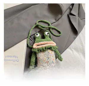 Détail du sac à bandoulière grenouille au crochet avec yeux de dessin animé et textures