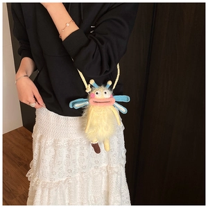 Sac bandoulière monstre au crochet fait main en peluche jaune avec des ailes bleues