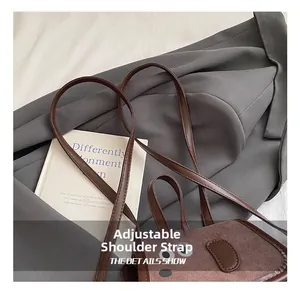 Détail de la bandoulière réglable sur un sac à dos vintage marron pour enfant