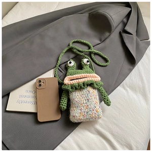 Détail de sac grenouille fait main au crochet avec texture tricotée colorée et yeux 3D