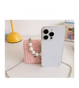 Comparaison détaillée montrant la taille du mini sac rose matelassé avec smartphone
