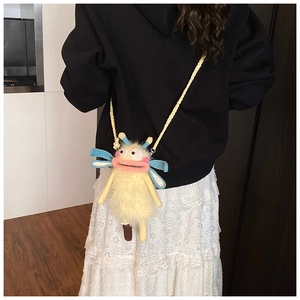 Vue arrière d'un mannequin portant le sac bandoulière monstre jaune crocheté à la main