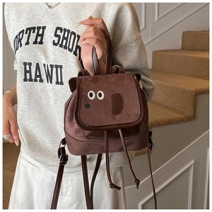 Détail du sac à dos chiot marron avec texture velours et bretelles réglables enfant