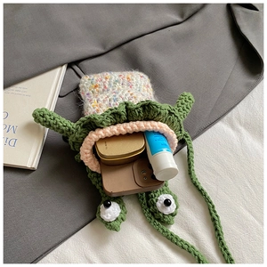 Détail du sac bandoulière grenouille tricoté main avec doublure à pois et espace interne