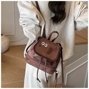 Détail du sac à dos chiot mignon avec texture en daim et grands yeux décoratifs