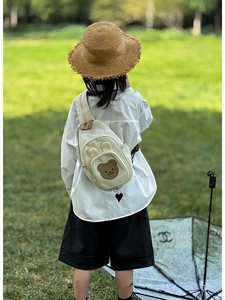 Détail de la bandoulière réglable et du patch ours sur le sac en toile pour enfants