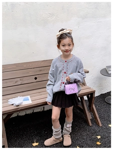 Tenue d'automne pour fille avec un petit sac bandoulière matelassé violet et nœud en métal