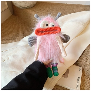 Vue détaillée du sac en peluche monstre fait main avec de grandes lèvres et fourrure rose
