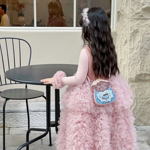 Rosa Spitzenkleid für Mädchen mit Rüschen und blauer Herz-Umhängetasche für Kinder