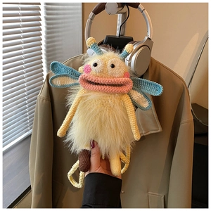 Détails du sac monstre en crochet fait main avec fourrure douce et ailes en relief