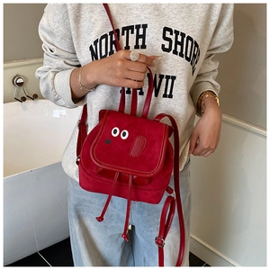 Détail du mini sac à dos chien en daim rouge avec bretelles en cuir réglables