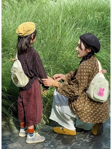Détails des sacs de poitrine en toile avec motifs ours et lapin pour enfants et parents