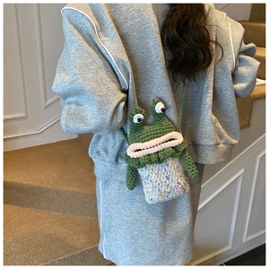 Détail du sac bandoulière grenouille fait main au crochet avec fond en maille colorée