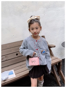 Sac bandoulière rose matelassé pour enfant avec poignée en perles et nœud argenté