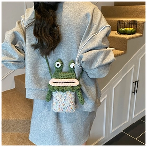 Détail du sac bandoulière grenouille au crochet montrant la texture et la sangle