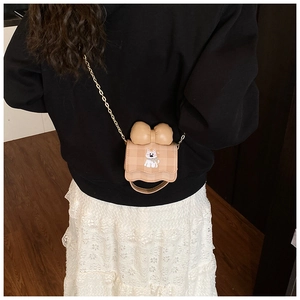 Vue de dos détaillée du mini sac bandoulière beige à carreaux avec broderie chiot