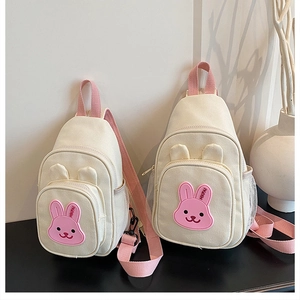 Détail du sac en toile pour enfant avec écusson lapin et poche latérale en filet