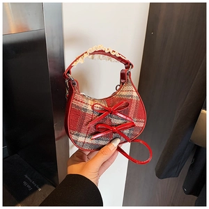 Dettaglio della mini borsa scozzese rossa con fiocchi e pizzo bianco sul manico
