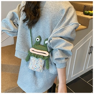 Détail d'un sac bandoulière grenouille fait main au crochet avec de grands yeux