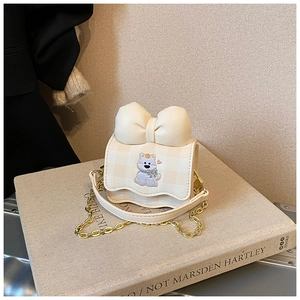Détail de la broderie chiot et du nœud crème sur le sac bandoulière pour enfants