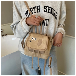 Détail d'un joli sac à dos chiot kaki pour enfants avec oreilles et cordon de serrage