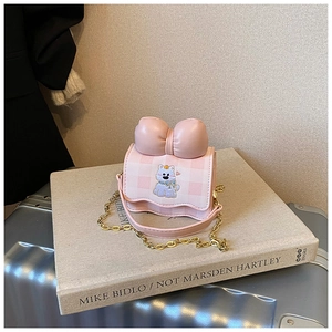 Vue détaillée du sac rose à carreaux avec broderie chiot et bandoulière en chaîne