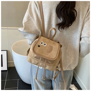 Détail du mini sac à dos chiot camel avec texture en daim et bretelles de transport