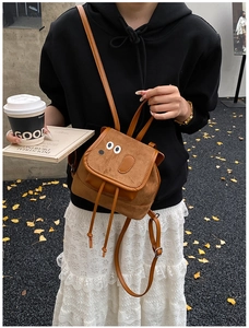 Sac à dos enfant en daim marron forme chien porté avec une tenue d'automne stylée