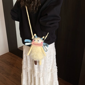 Sac bandoulière monstre en crochet fait main avec texture peluche et lèvres roses