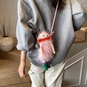 Sac bandoulière monstre en peluche rose avec lèvres rouges et sangle crochetée