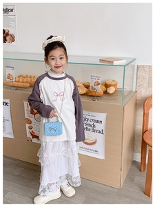 Tenue fille avec mini sac matelassé à chaîne, t-shirt à nœud et jupe en dentelle