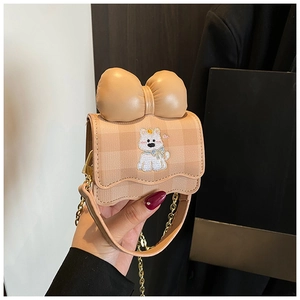 Détail de broderie chiot avec cœurs rouges et grand nœud sur sac bandoulière enfant