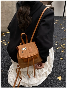 Vue extérieure d'un mini sac à dos chien avec oreilles 3D sur des feuilles d'automne