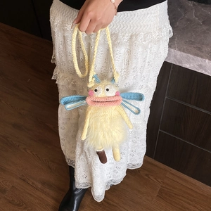 Sac bandoulière monstre fait main au crochet avec peluche et lèvres roses charnues