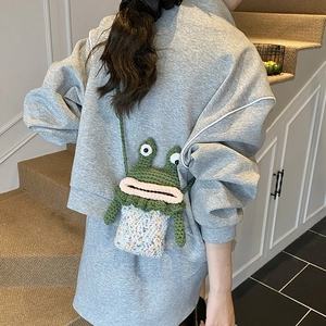 Sac bandoulière grenouille fait main pour enfants avec détails tricotés colorés et sangle