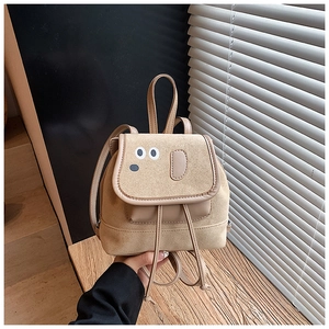 Détail du visage de chien mignon et de la texture en daim sur ce mini sac à dos