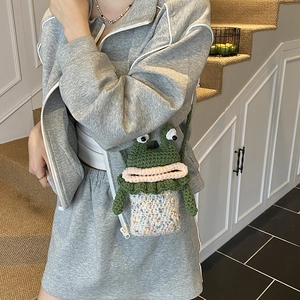 Sac bandoulière grenouille fait main au crochet pour enfants avec motifs colorés tricotés