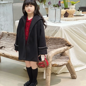 Cappotto con cappuccio in lana nera per bambini con bottoni decorativi e trama fine