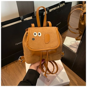 Détail d'un sac à dos éléphant vintage pour enfant en daim marron avec cordon de serrage