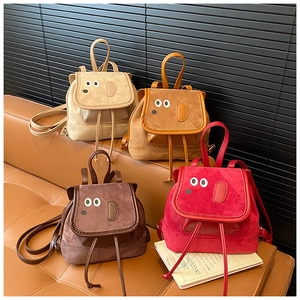 Détail de quatre mini sacs à dos chiots colorés en similicuir avec fermeture à cordon