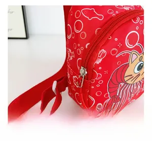 Detail des glatten Metallreißverschlusses und Polyesterstoffs am roten Kindertasche