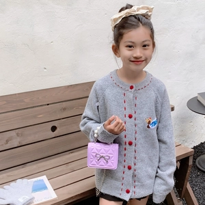 Sac bandoulière enfant violet avec nœud argenté et bandoulière en perles chics