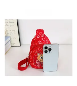 Rote Kinder-Brusttasche mit Cartoon-Motiv im Größenvergleich zu einem Smartphone