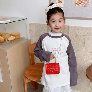 Sac bandoulière matelassé rouge pour filles avec nœud métallique et chaîne à perles