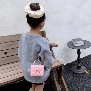 Mini sac matelassé rose pour enfants avec poignée en perles et détail de nœud argenté