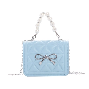 Mini sac matelassé bleu clair avec poignée en perles et nœud argenté pour fille