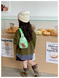 Detail der grünen wasserdichten Nylon-Brusttasche für Kinder mit Cartoon-Teekanne-Print